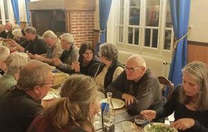 Repas très convivial autour d'une bonne table